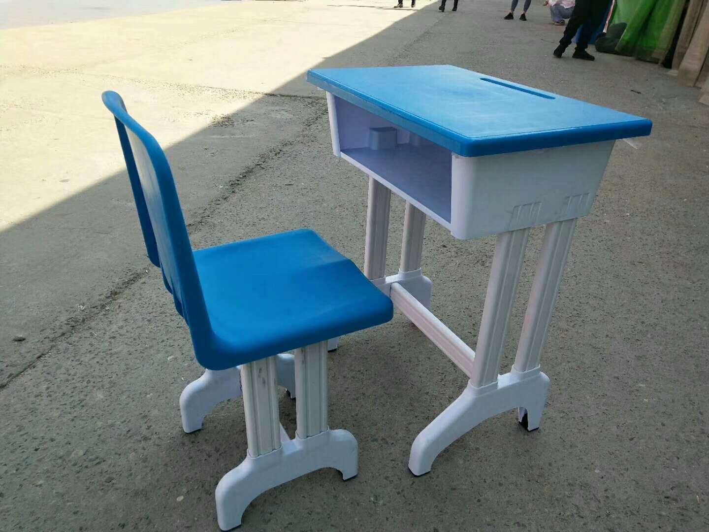 Children's desks, primary school study desks, chair sets, children's writing desks, simple homework desks, home school desks details Picture