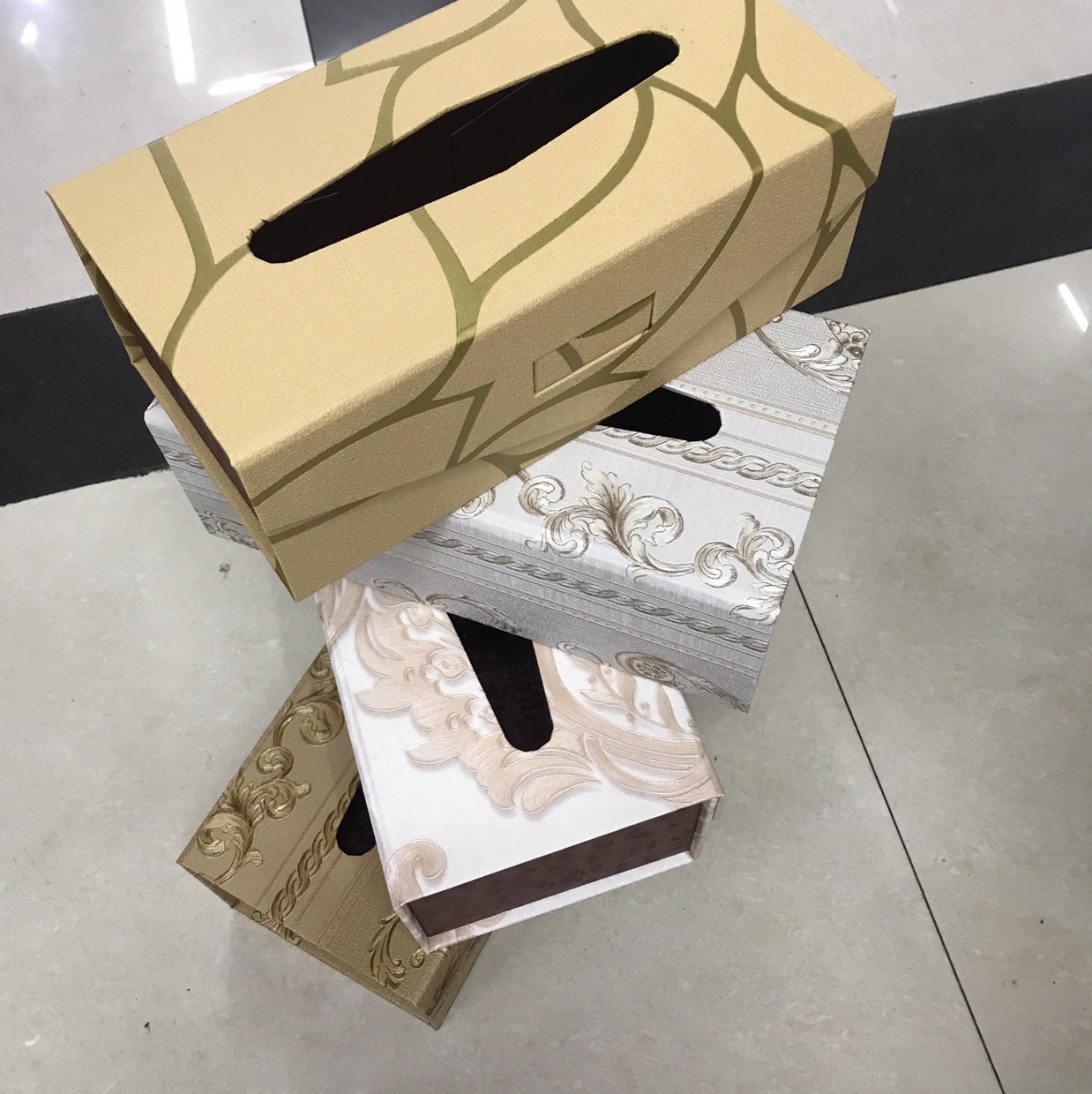 Folding tissue box thumbnail