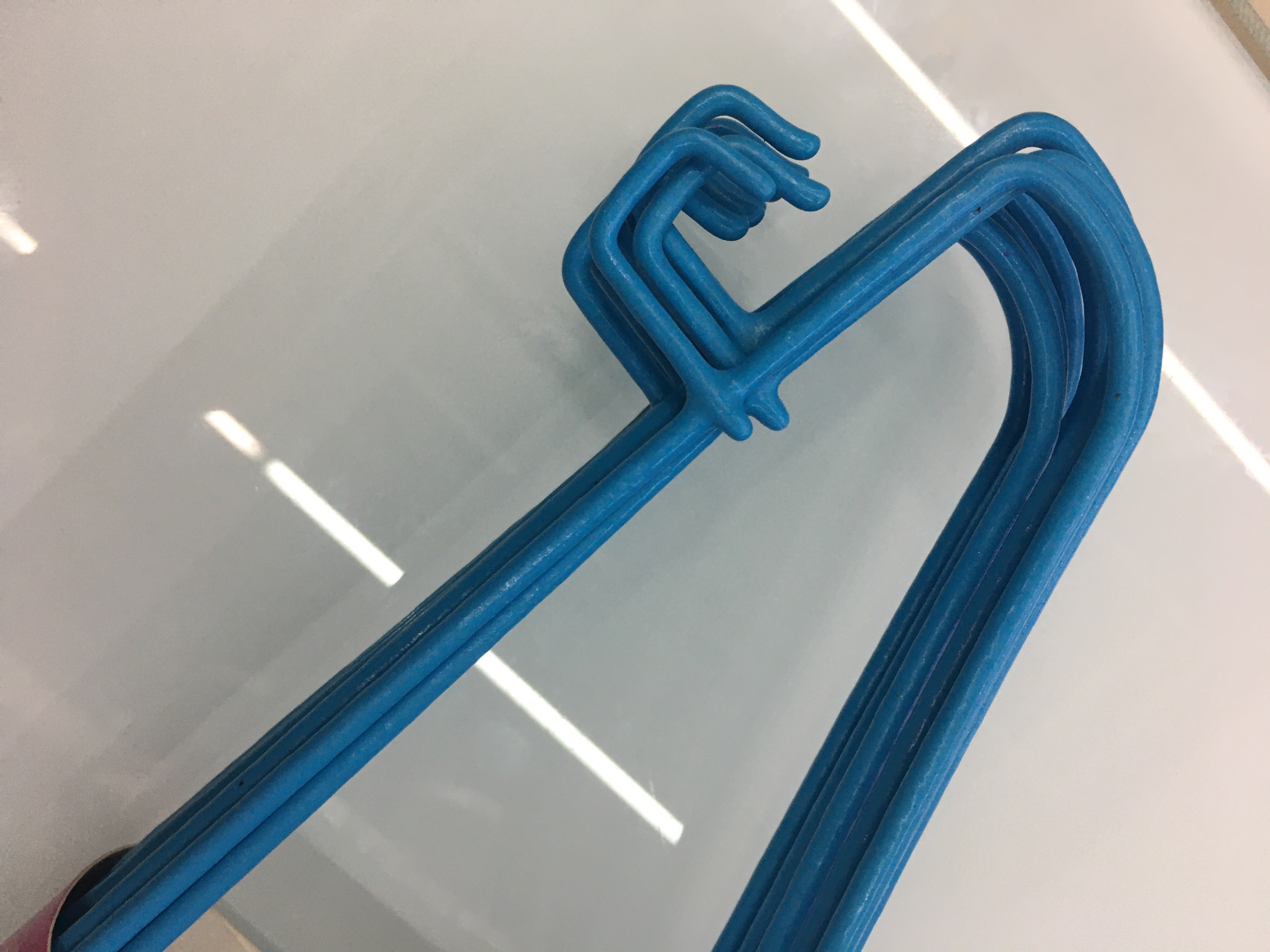 38cm 浸塑带钩衣架白底实物图