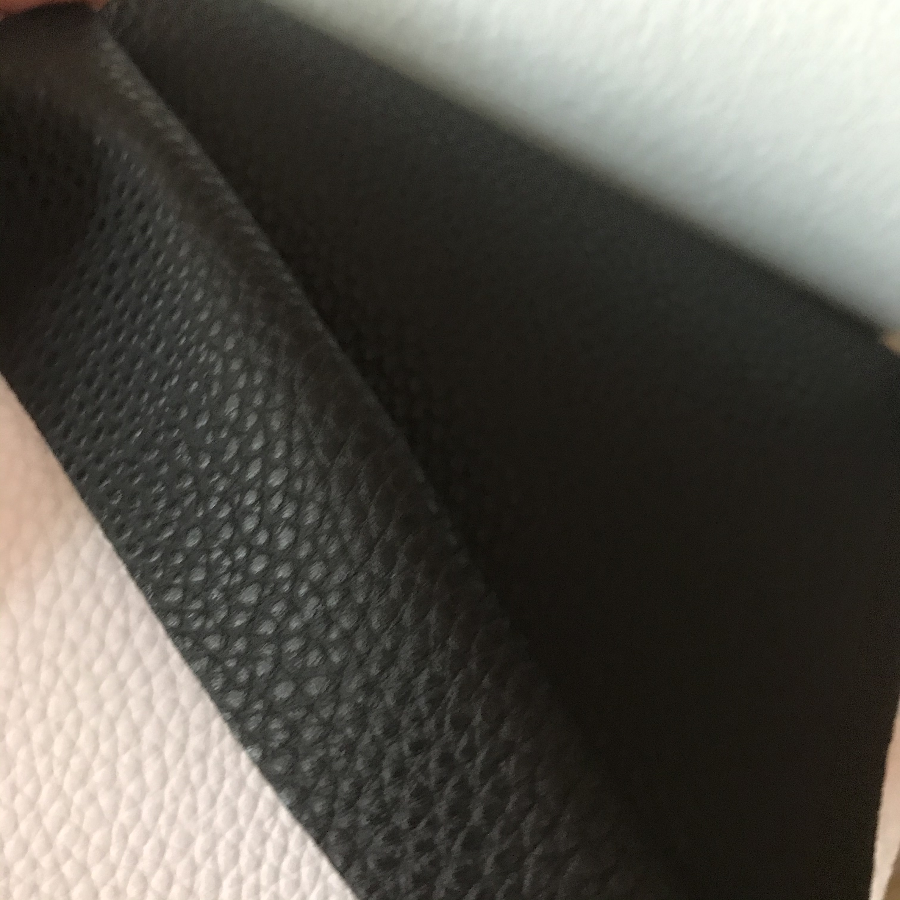 High-quality and environmentally friendly 1.0 rough-base Korean lychee PVC leather fabric for luggage and handbags, artificial leather Application Scenario
