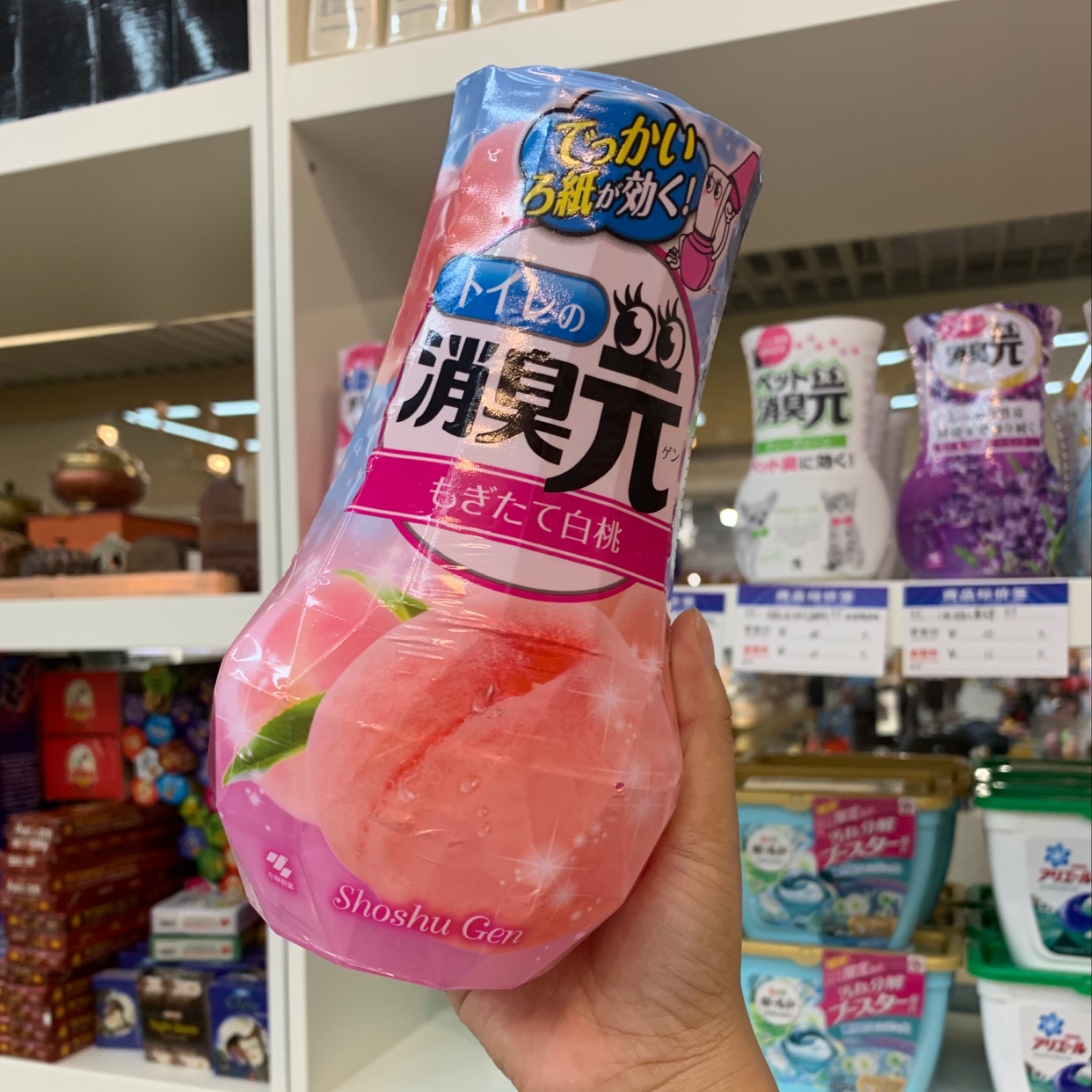 The toilet deodorizes the smell of white peaches