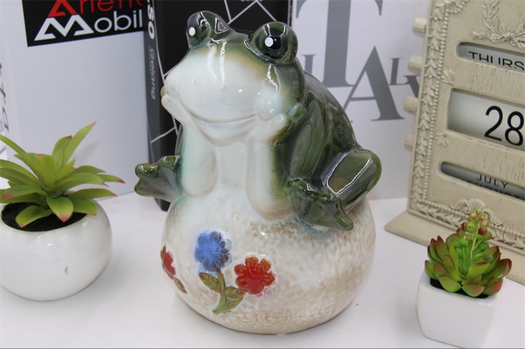 创意田园风陶瓷摆件 坐球青蛙零钱罐