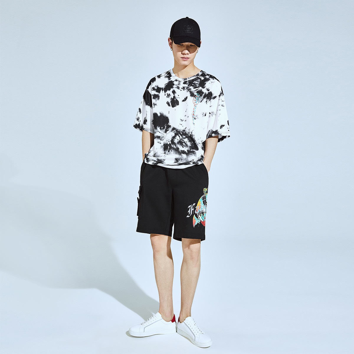 This is a new summer 2020 trendy brand tie-dyed and printed casual T-shirt for men, featuring the same style as the high-end men's T-shirts in the casual business mall details Picture