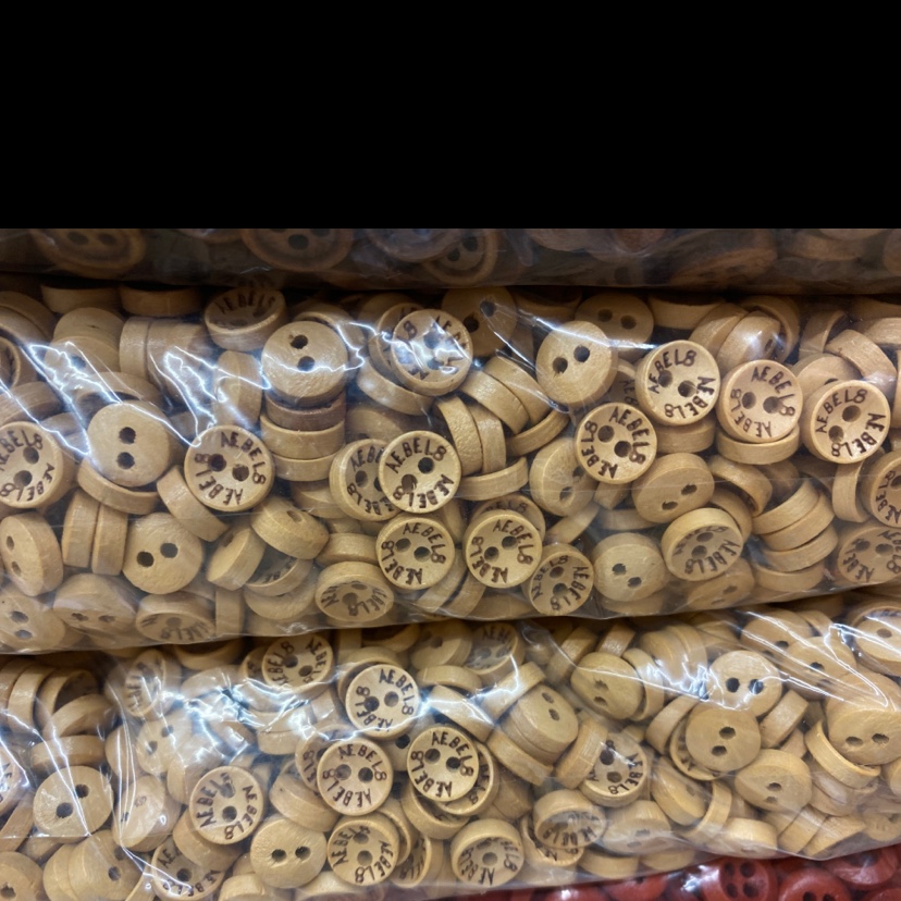 小号雕刻英文字母碗扣 浅色木质纽扣 木扣图