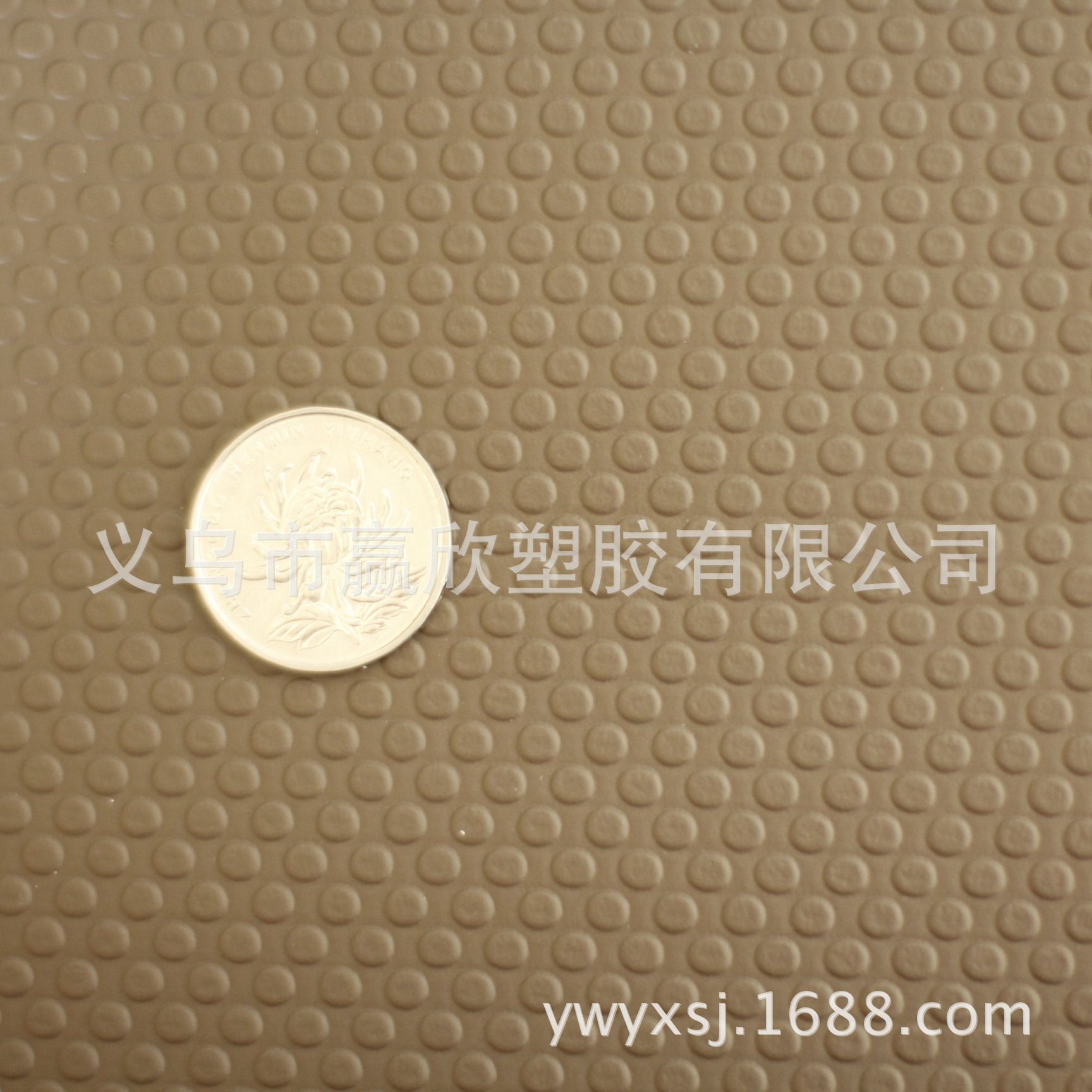 厂家销售地板革pvc人造革圆点纹防滑皮革无纺布耐磨耐刮箱包工业