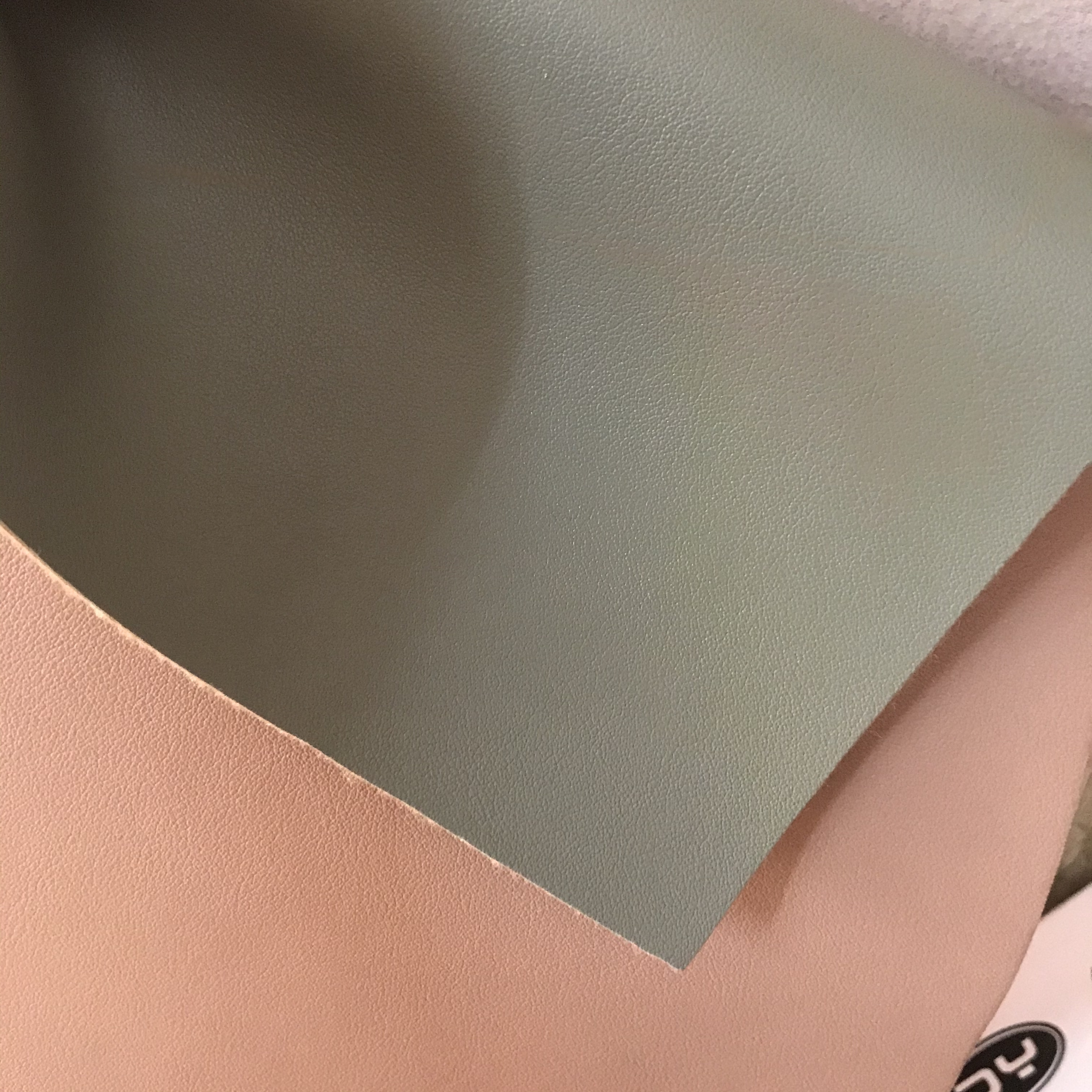 优质环保1.0毛底R61纹PVC皮革面料箱包手袋人造革细节图