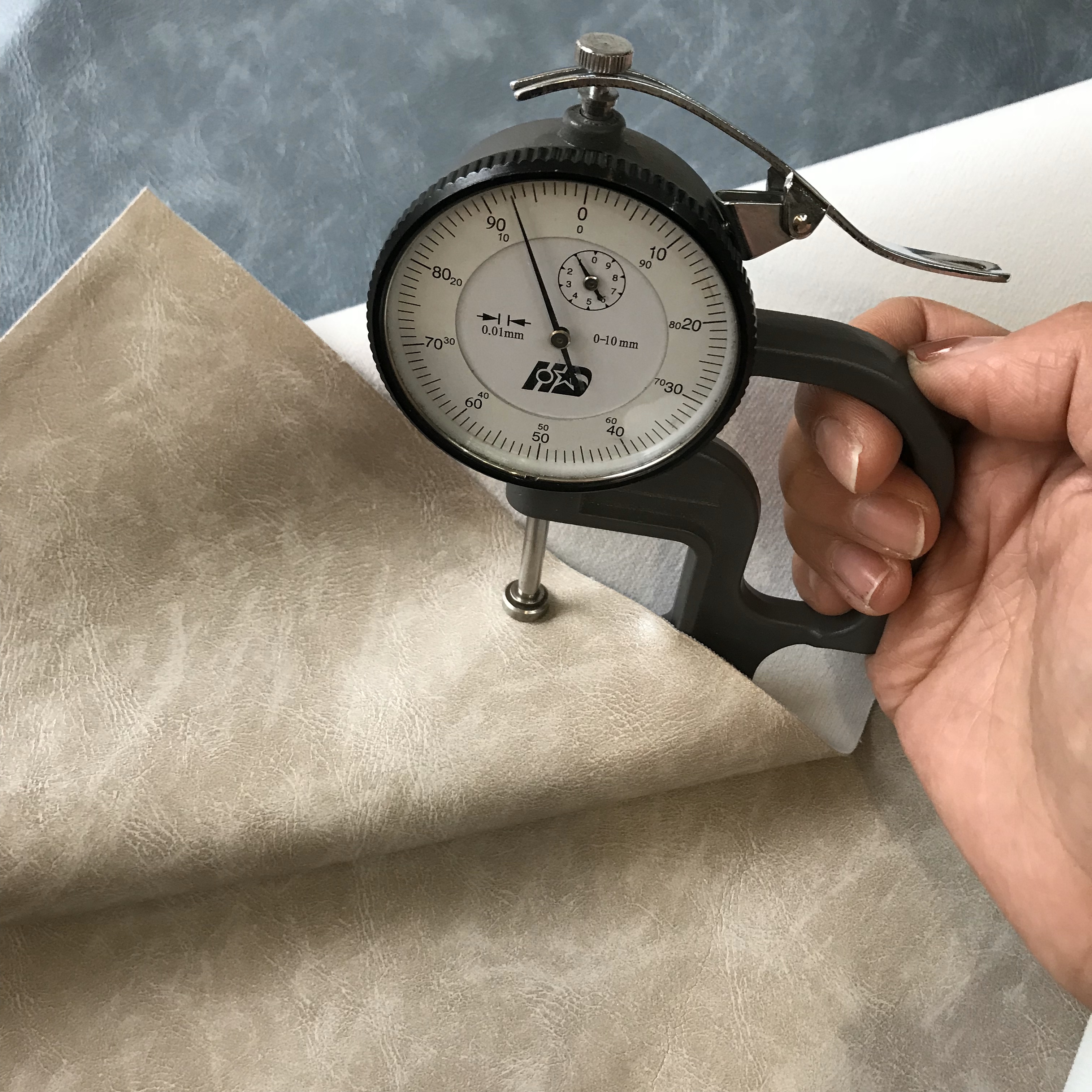 双色乱纹PVC毛底皮革箱包面料加厚耐磨耐刮文具沙发汽车座椅人造革白底实物图