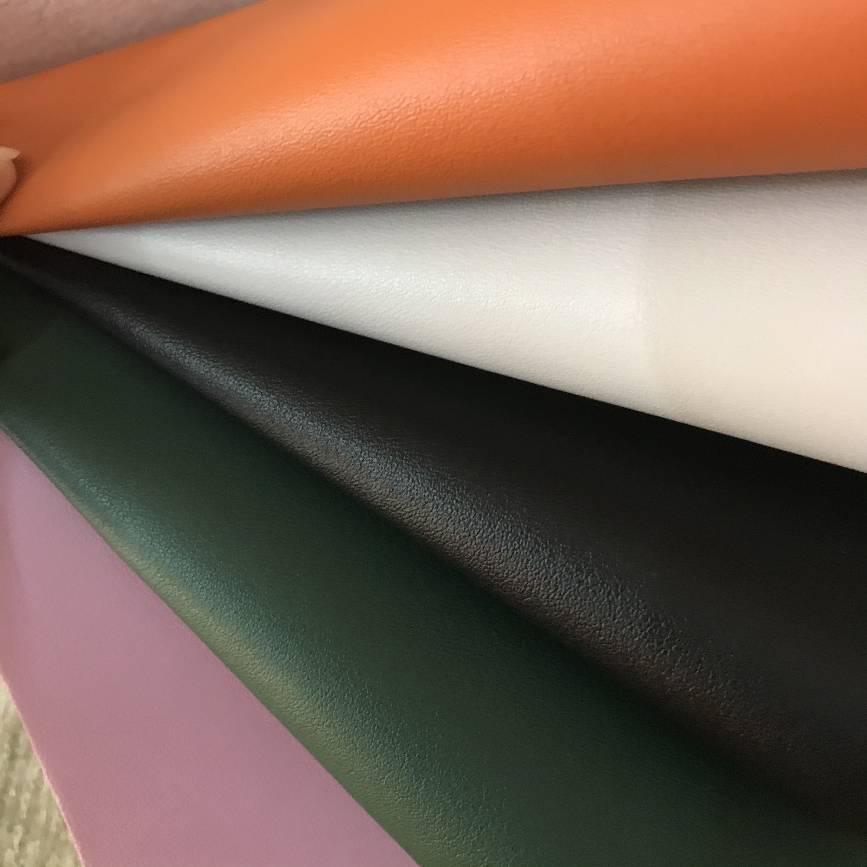 优质环保1.0毛底R61纹PVC皮革面料箱包手袋人造革白底实物图