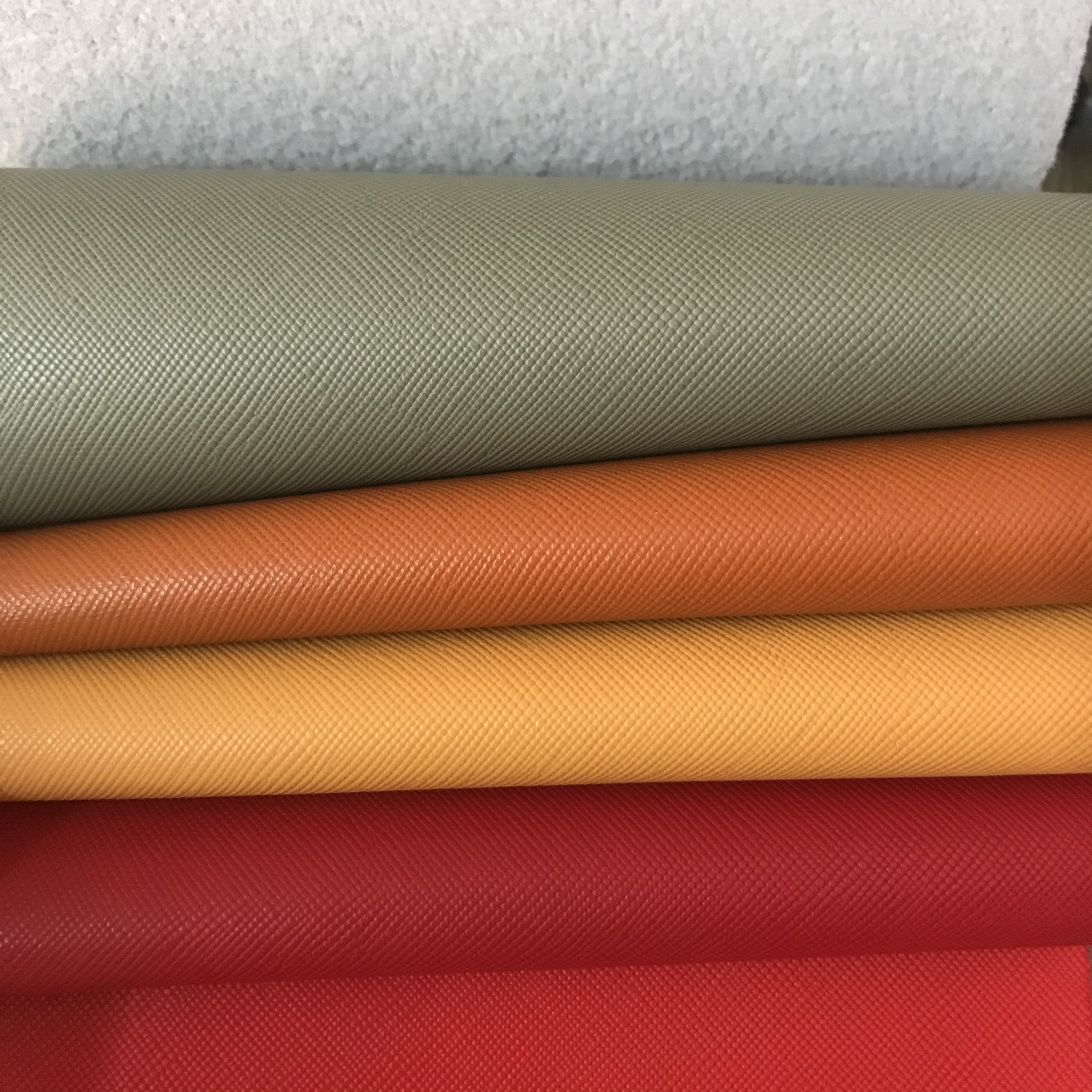 High-quality and environmentally friendly 1.0 wool base classic cross-patterned PVC leather fabric for luggage and handbags, artificial leather undefined