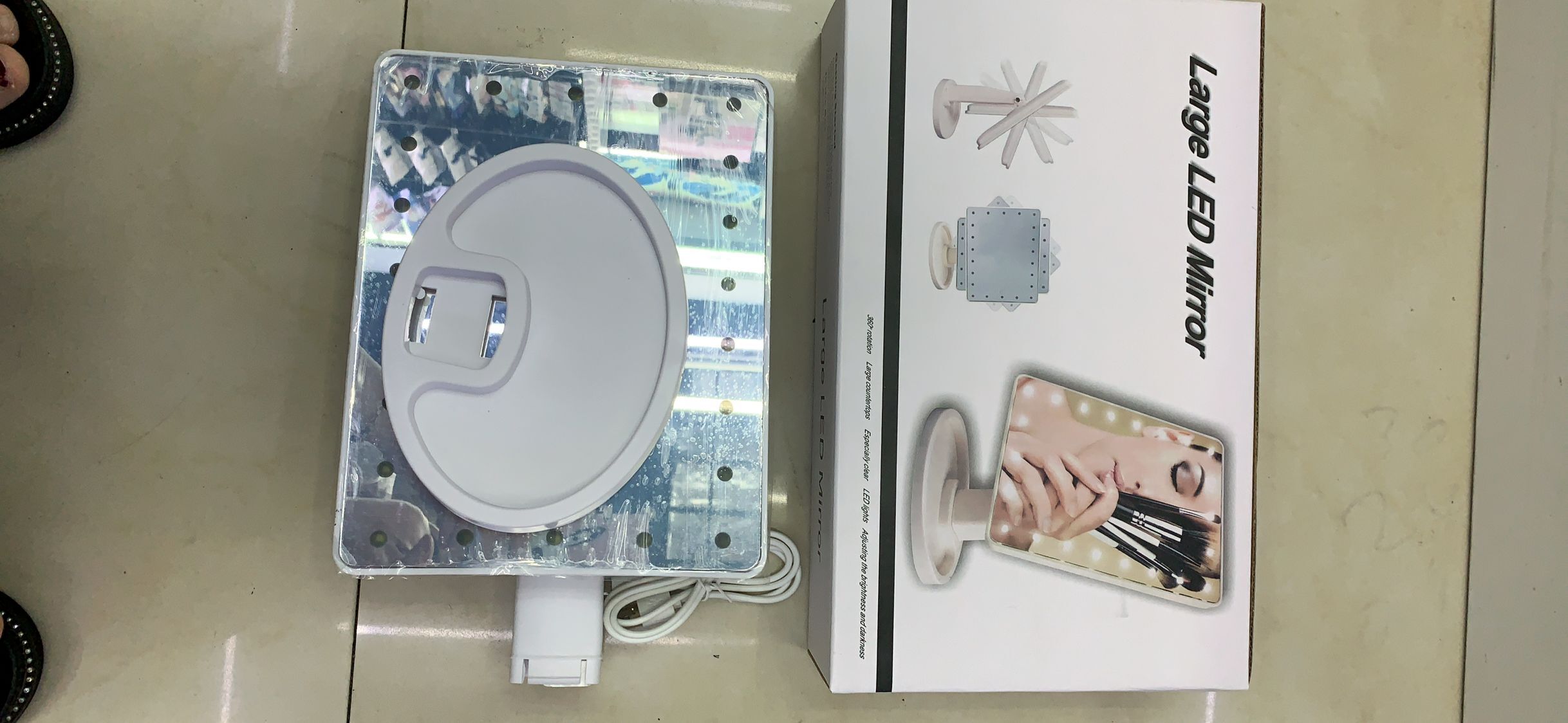 带灯化妆镜细节图