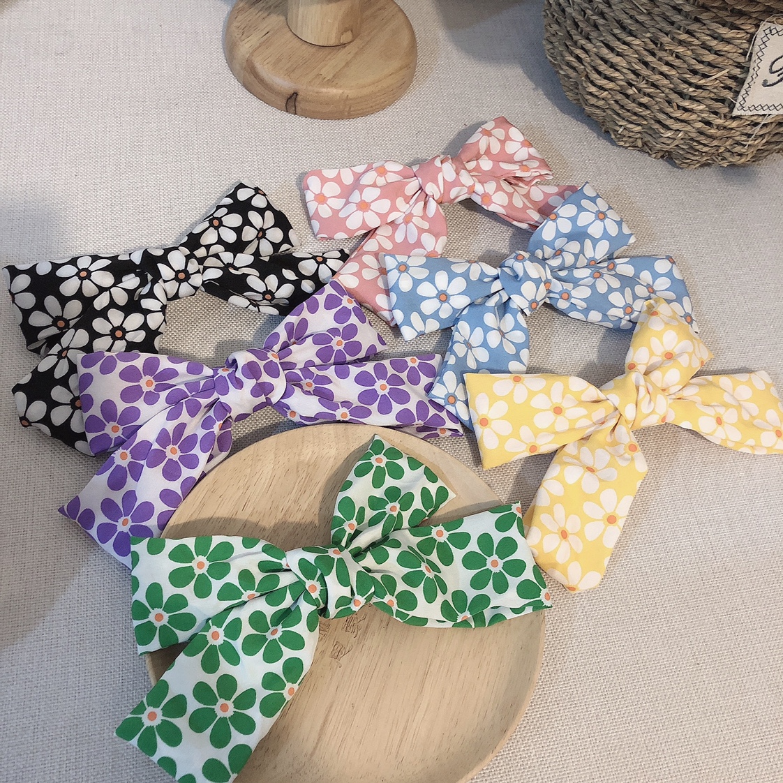 The flower bow hairpin is a must-have and versatile accessory for piggy girls