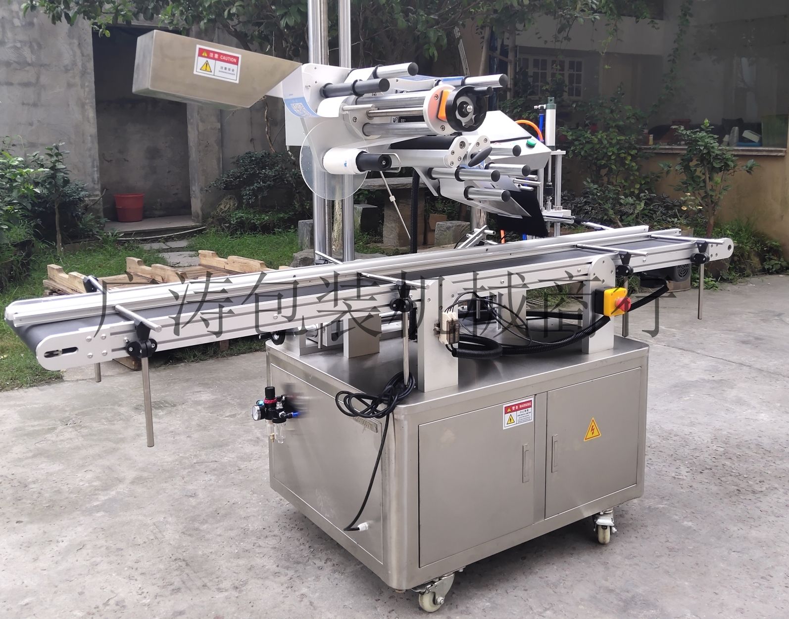 Flat surface labeling machine