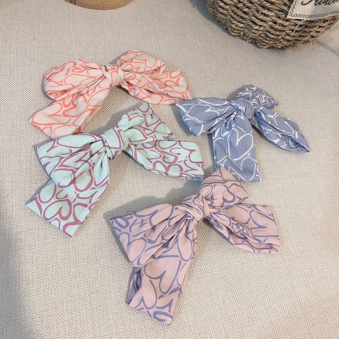 The heart-shaped bow hair clip is a must-have and versatile accessory for piggy girls