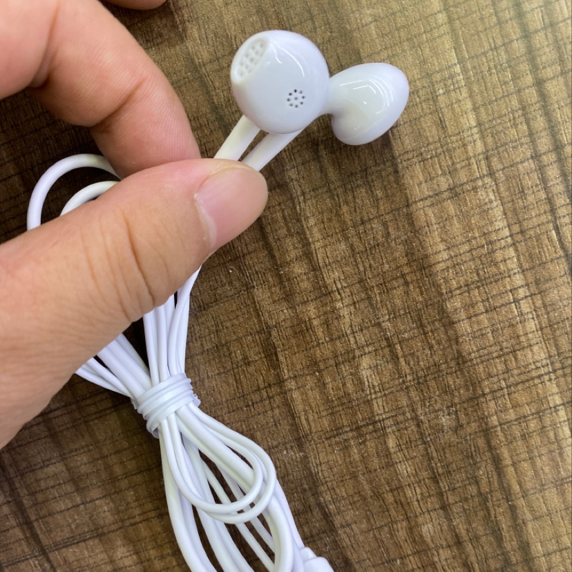 One-meter universal white headphone cable with microphone undefined