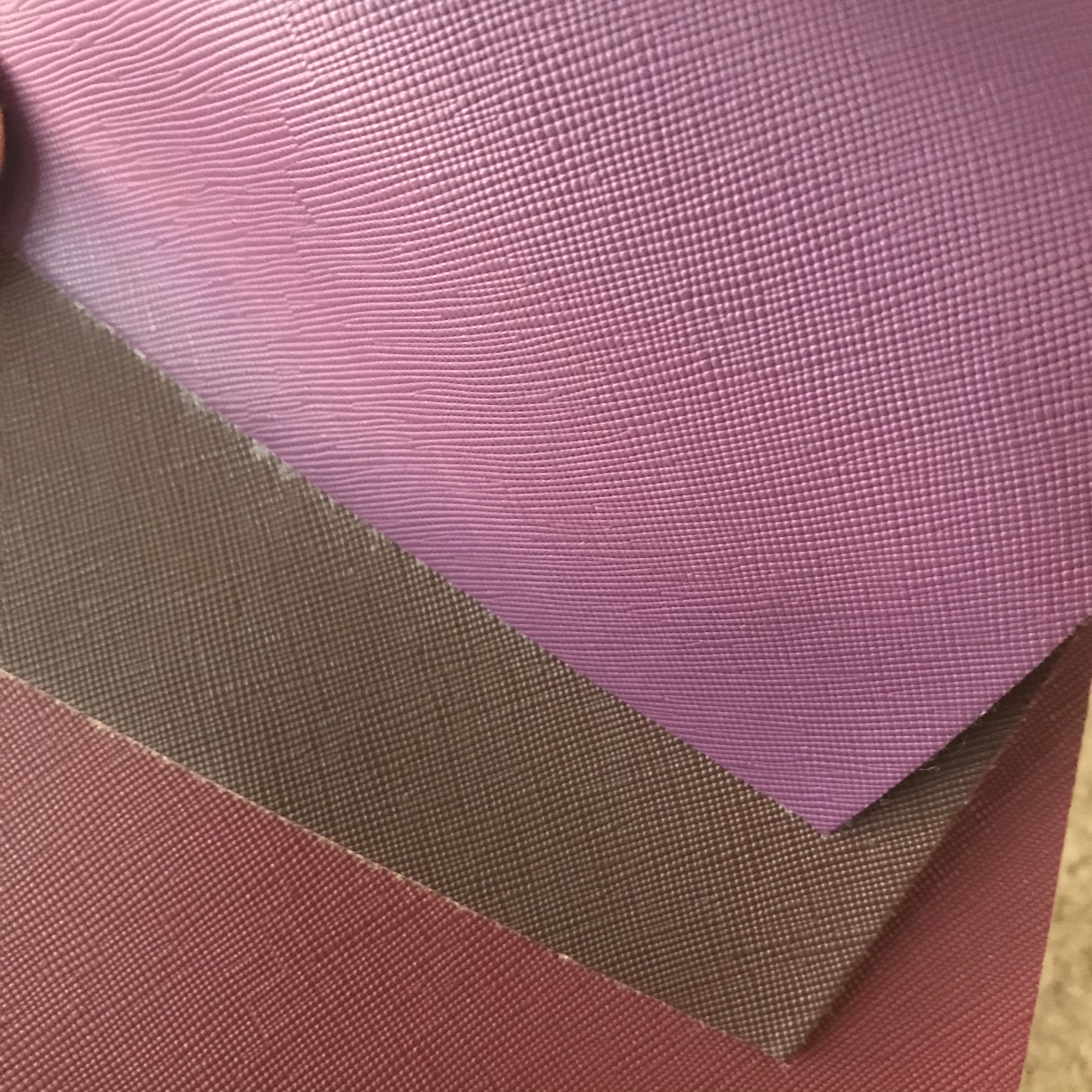 High-quality and environmentally friendly 1.0 wool base classic cross-patterned PVC leather fabric for luggage and handbags, artificial leather Application Scenario