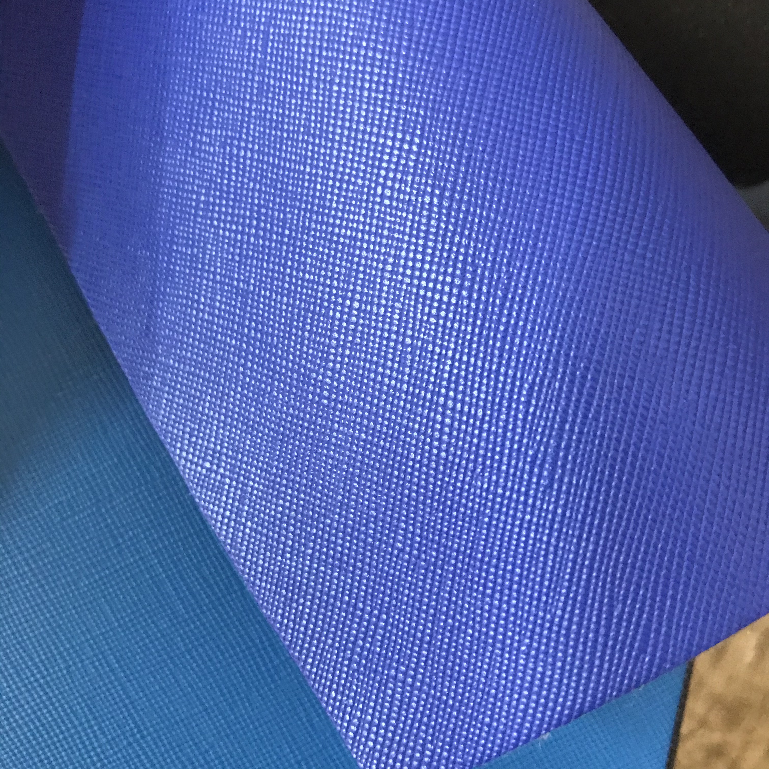 High-quality and environmentally friendly 1.0 wool base classic cross-patterned PVC leather fabric for luggage and handbags, artificial leather details Picture