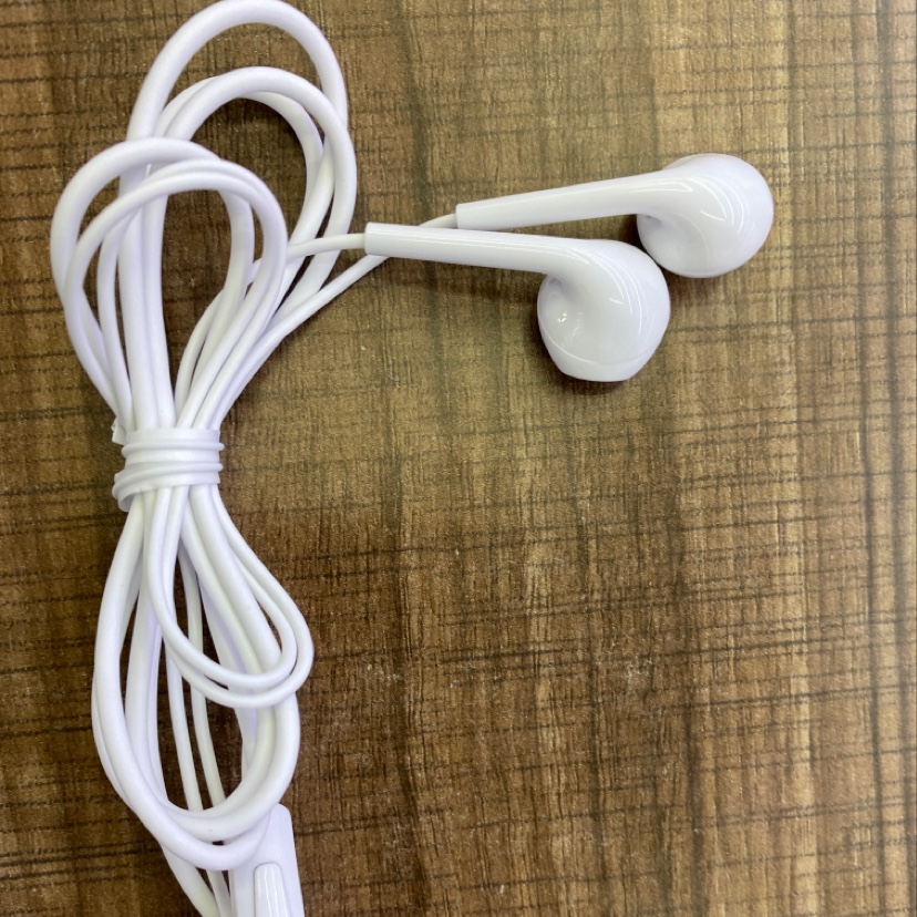 One-meter universal white headphone cable with microphone Application Scenario
