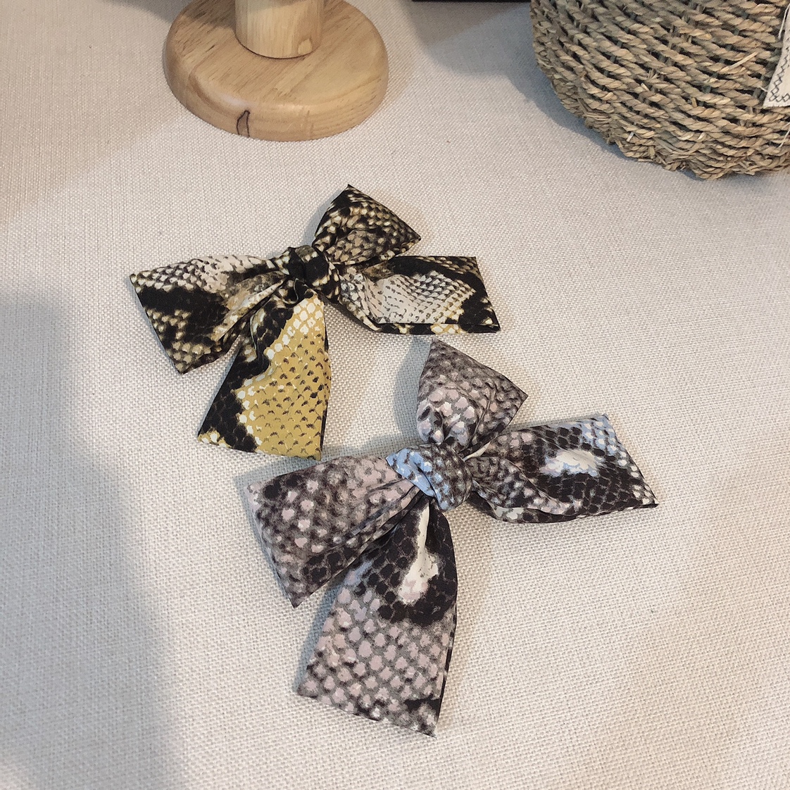 The snake-patterned bow hair clip is a must-have and versatile accessory for piggy girls