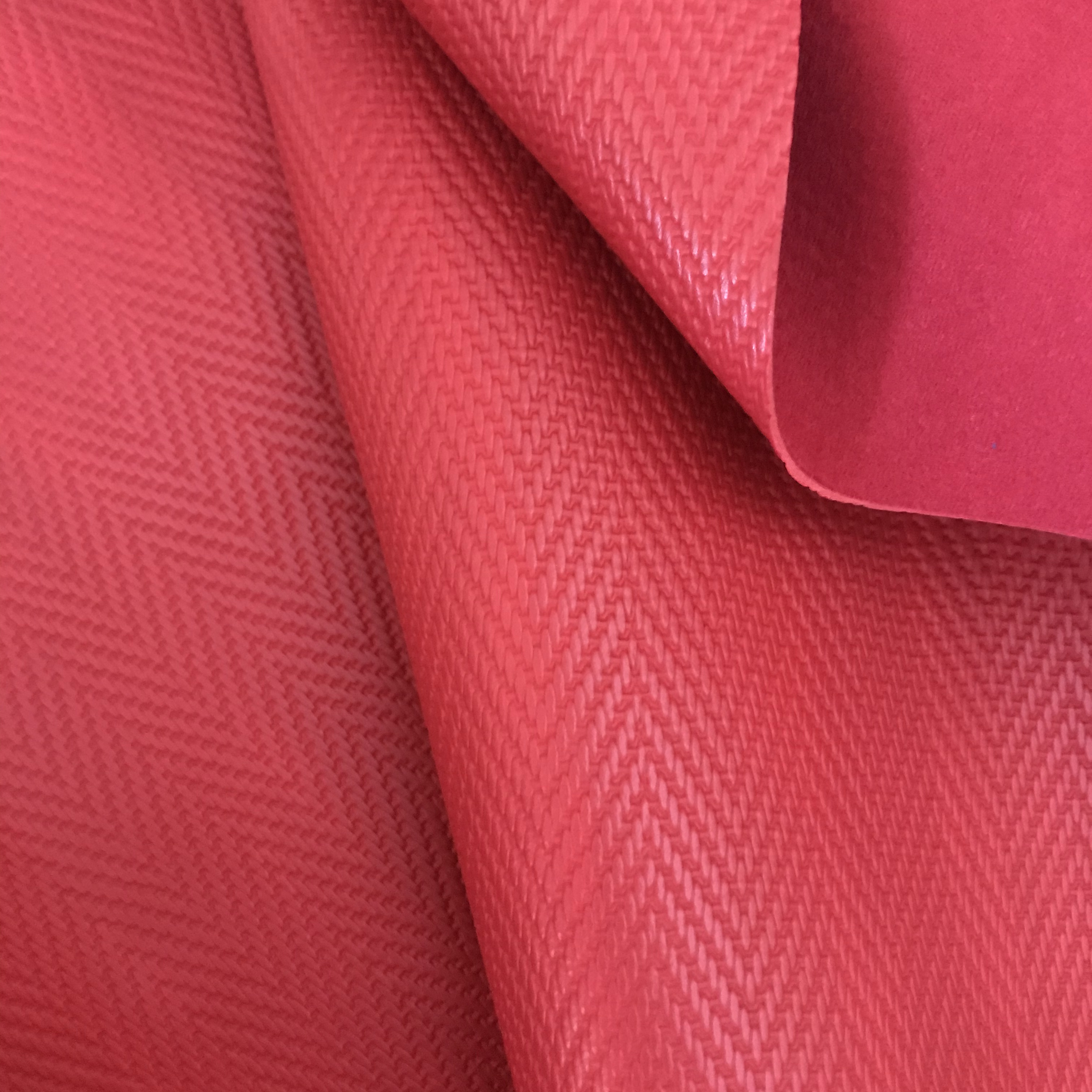 Anti-cotton fleece base 1.7mm thick PVC wavy leather fabric for luggage and handbags, artificial leather Application Scenario