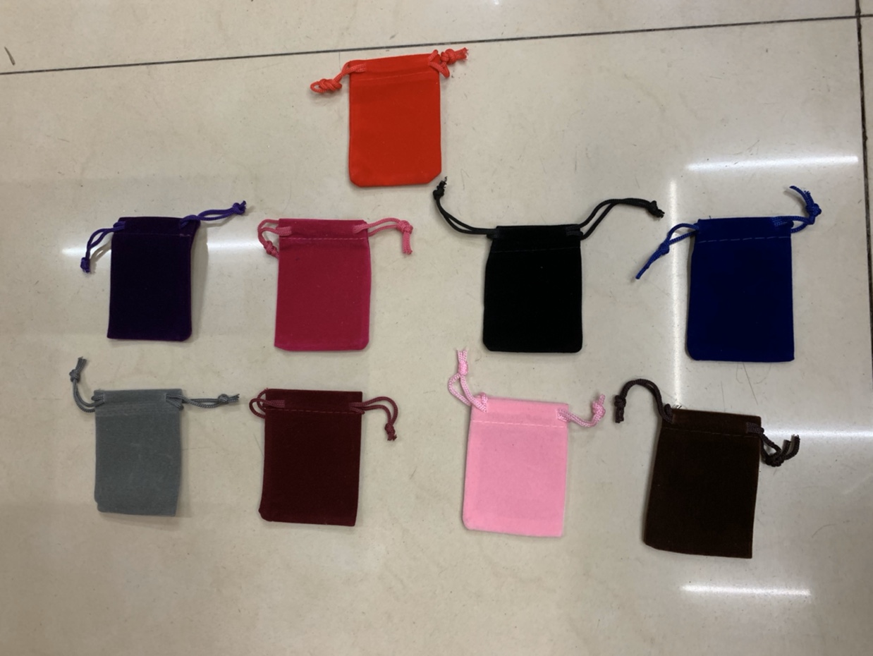 An 8x10cm velvet bag with a single opening
