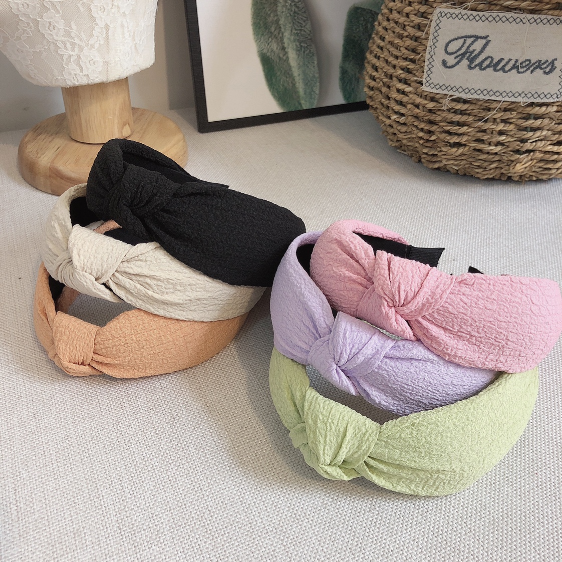 Bubble candy-colored hair bands in the middle are exquisite and versatile accessories for piggy girls