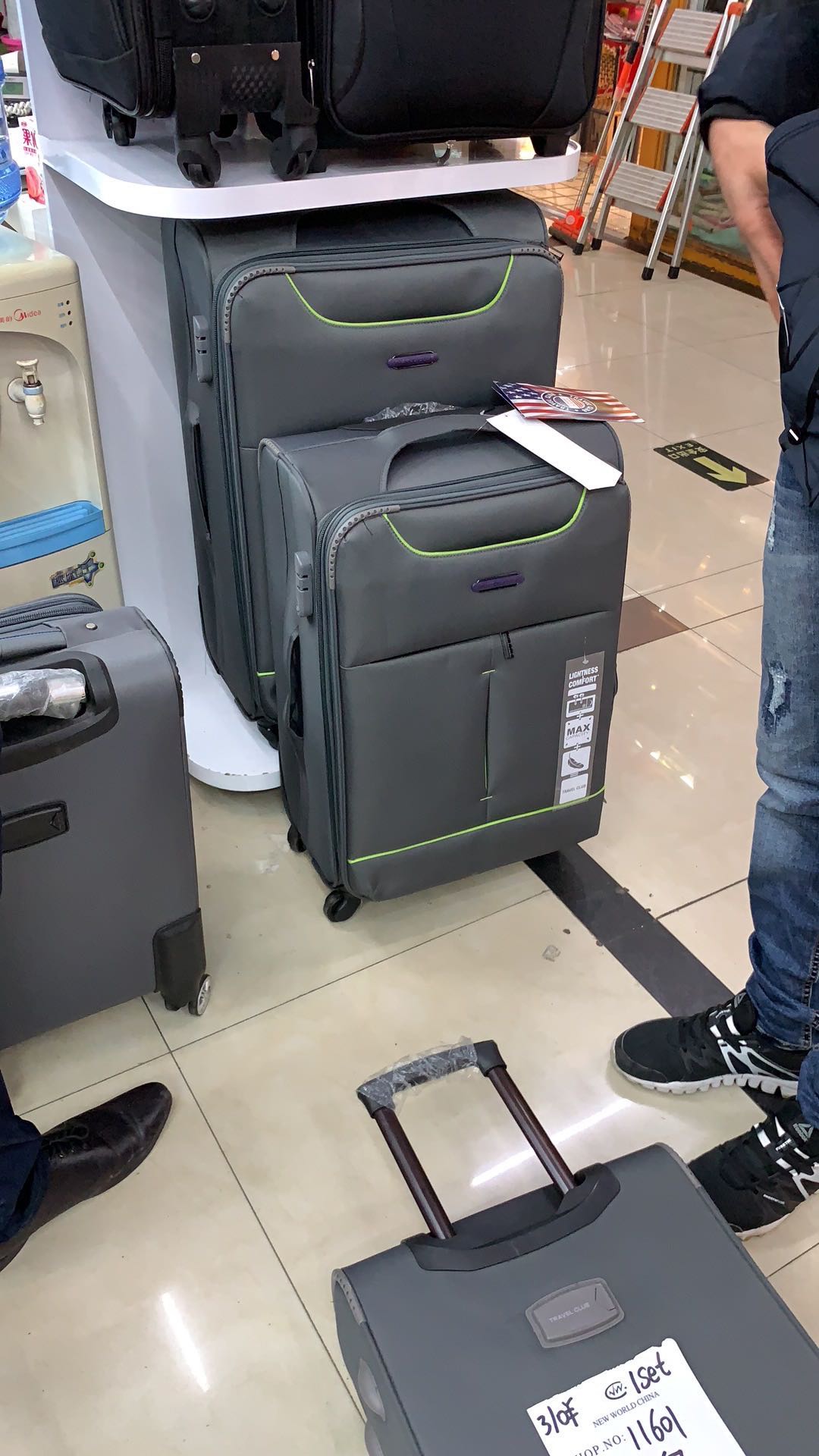 665拉杆箱白底实物图