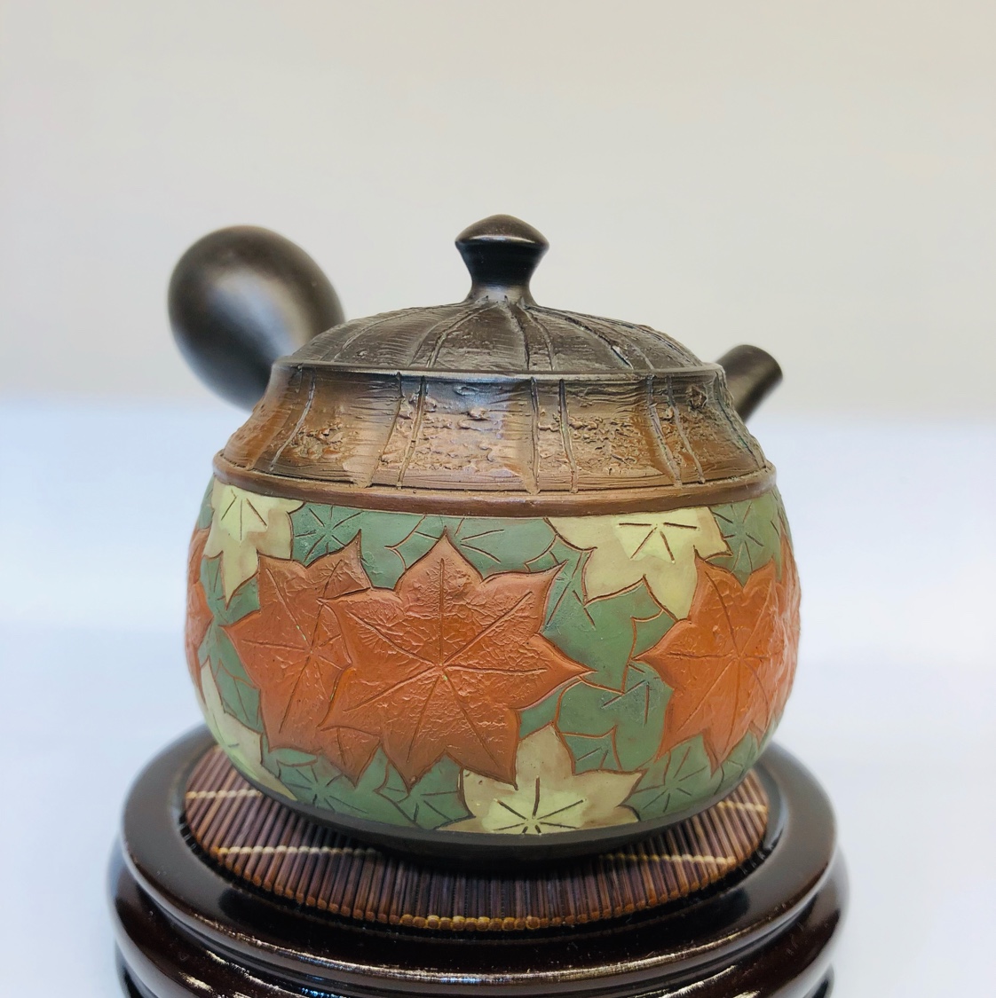 日本常滑烧窑变大师 素三窑 
材质：日本朱泥
工艺：窑变雕刻大枫叶
壶型：大口径 横手 侧把
容量：约320毫升