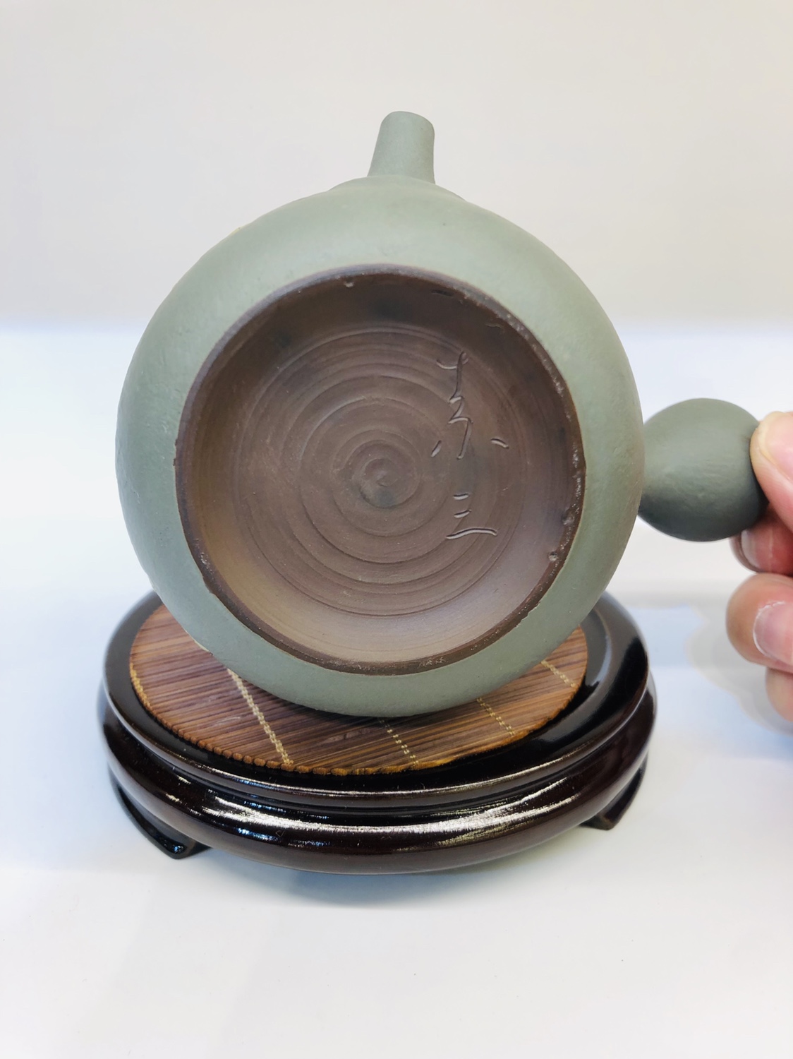 日本常滑烧窑变大师 素三窑 
材质：日本朱泥
工艺：窑变满雕刻大枫叶
壶型：丸形 横手 印籠蓋
容量：约260毫升详情图8