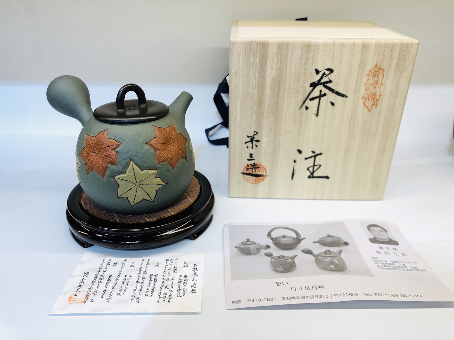 日本常滑烧窑变大师 素三窑 
材质：日本朱泥
工艺：窑变满雕刻大枫叶
壶型：丸形 横手 印籠蓋
容量：约260毫升详情图10