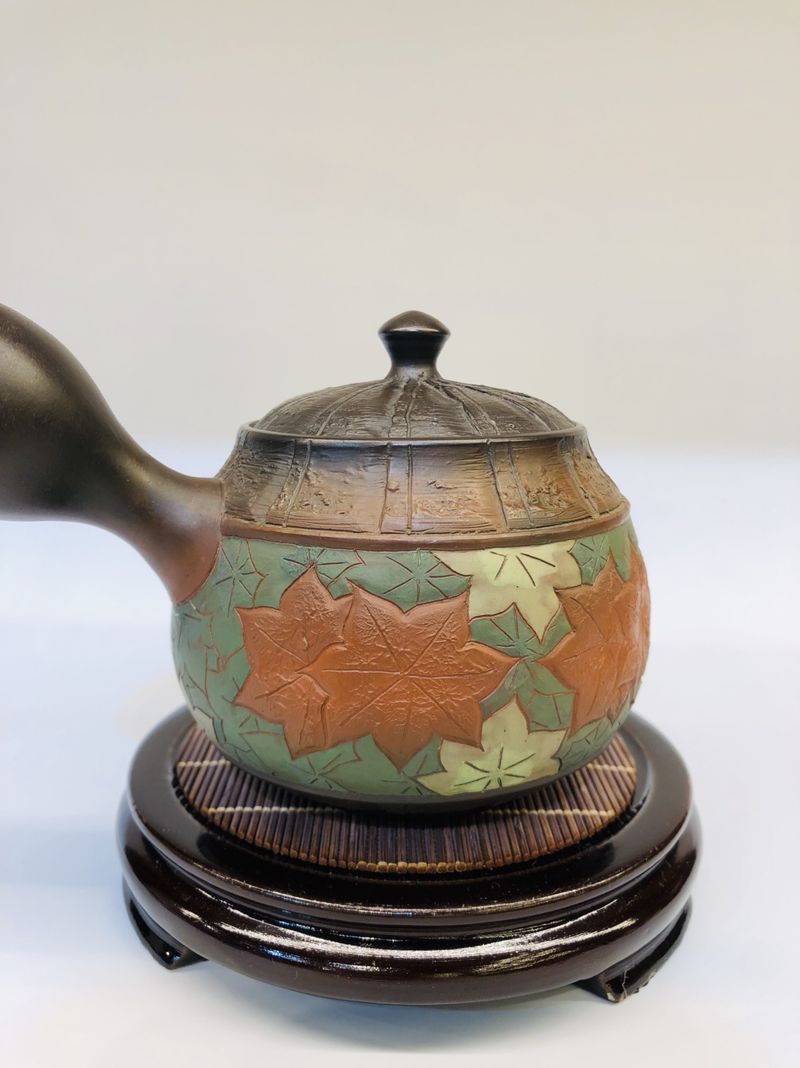 日本常滑烧窑变大师 素三窑 
材质：日本朱泥
工艺：窑变雕刻大枫叶
壶型：大口径 横手 侧把
容量：约320毫升细节图