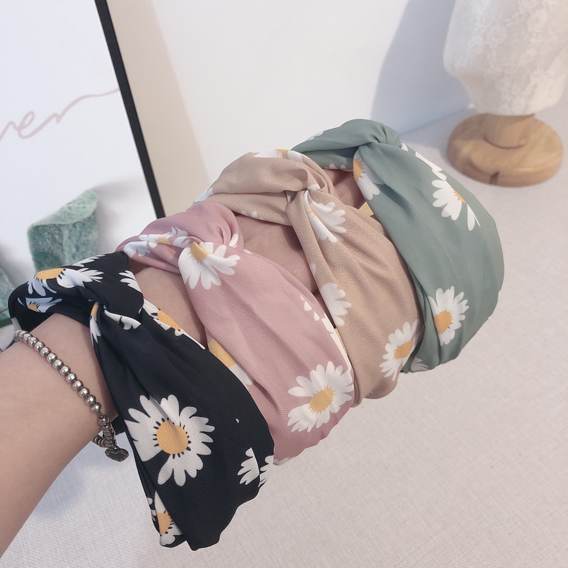 The large Daisy cross hairband is a must-have and versatile accessory for piggy girls