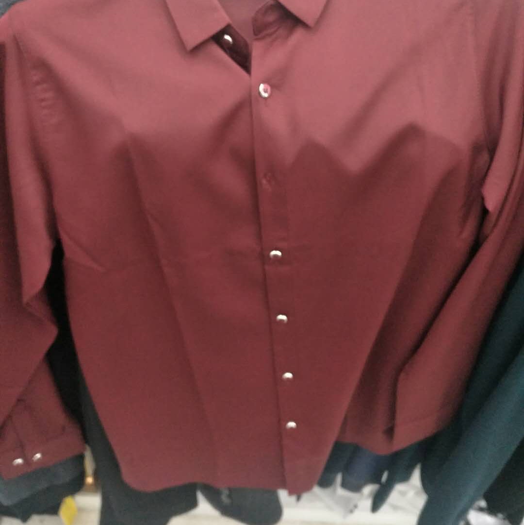 红色长衬衫