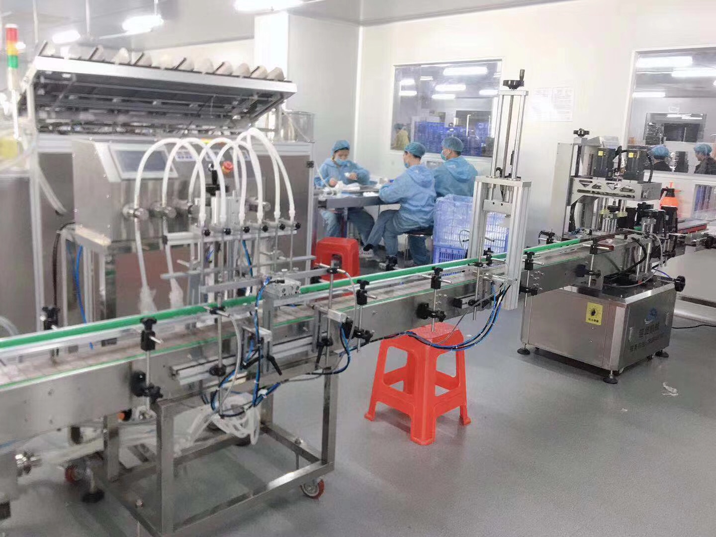 The fully automatic liquid agent filling and capping machine packaging equipment has high mechanical efficiency Item Picture