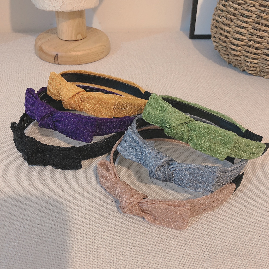 The small bow hair band woven with gauze ribbons is a must-have and versatile accessory for piggy girls