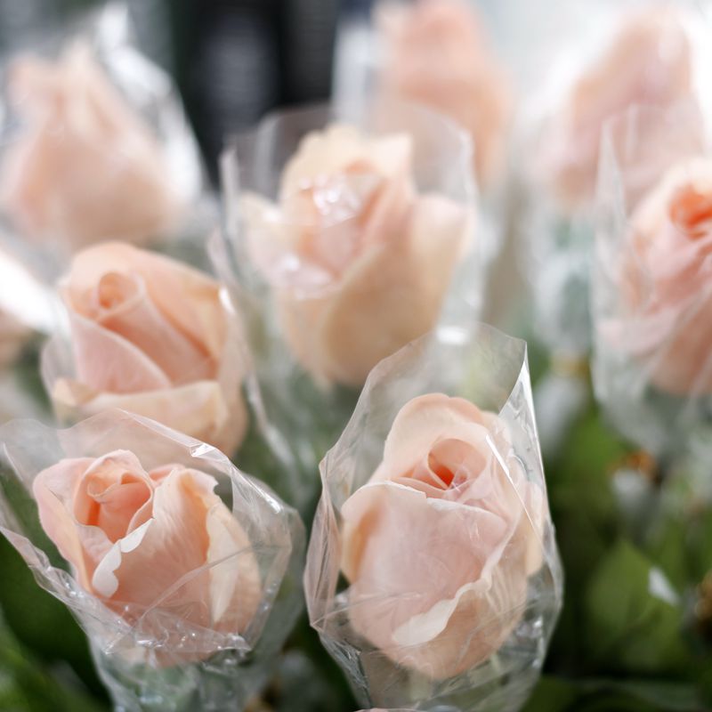 Artificial flower moisturizing rose buds are in stock and available for wholesale of wedding and home decoration artificial flowers. HD1823 moisturizing rose buds Application Scenario