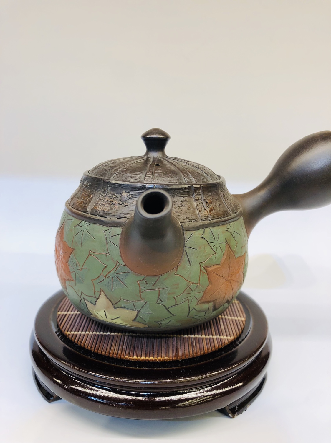 日本常滑烧窑变大师 素三窑 
材质：日本朱泥
工艺：窑变雕刻大枫叶
壶型：大口径 横手 侧把
容量：约320毫升详情图6