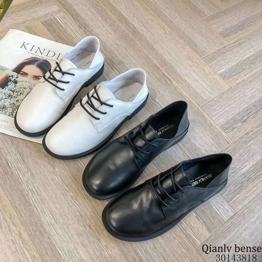 High-quality, fashionable and trendy new women's shoes, black and white leather shoes