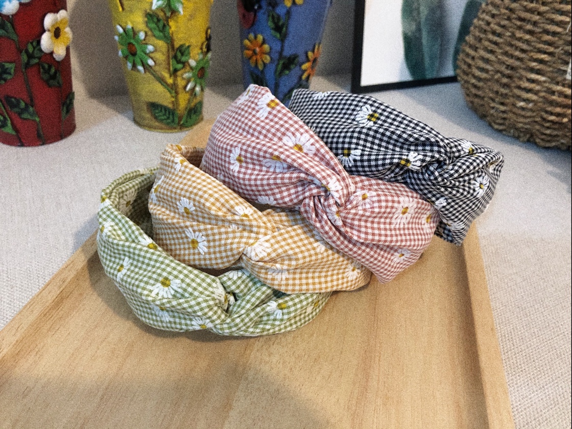 The checkered Daisy cross hairband is a must-have and versatile accessory for piggy girls