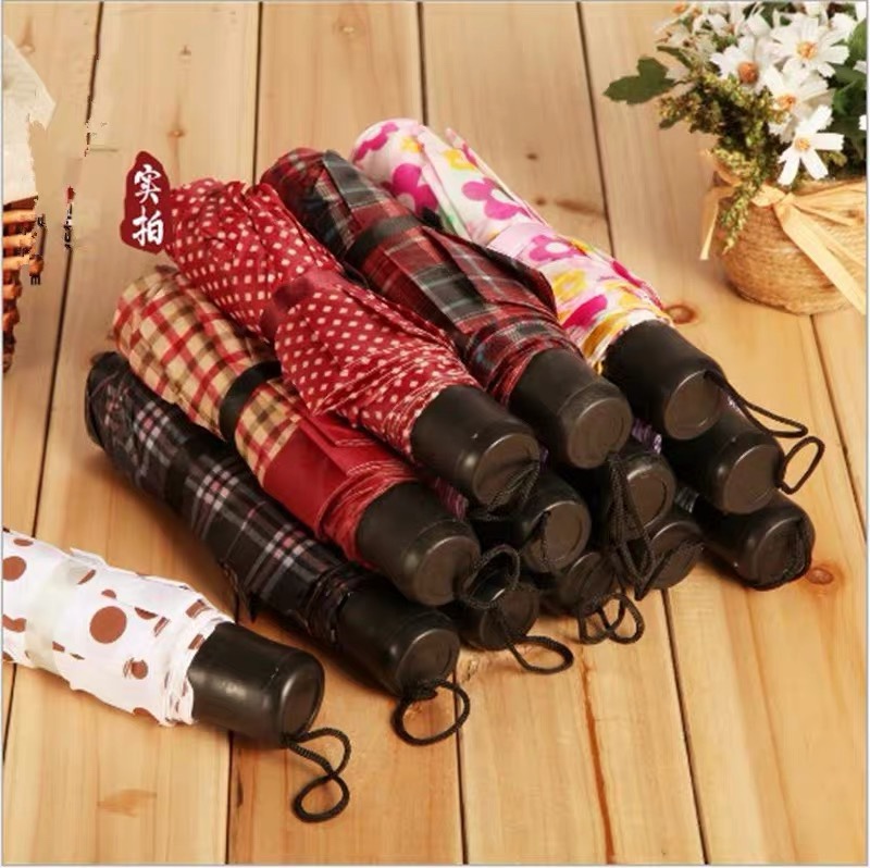 Wholesale Gift Umbrella Fresh Color Sunny Umbrella Three Fold Umbrella 8 Bone Cheap Stall Short Handle Folding Umbrella Manufacturers Black Umbrella details Picture