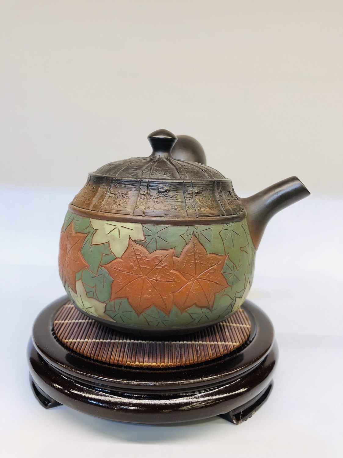 日本常滑烧窑变大师 素三窑 
材质：日本朱泥
工艺：窑变雕刻大枫叶
壶型：大口径 横手 侧把
容量：约320毫升产品图