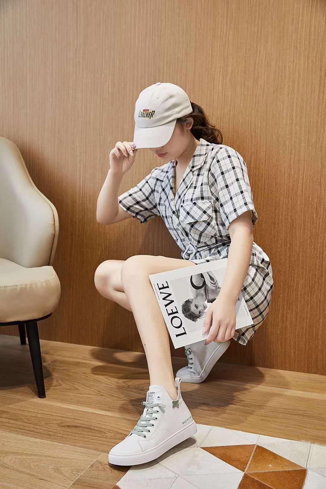 High-quality, fashionable and trendy new women's shoes, high-top white board shoes details Picture