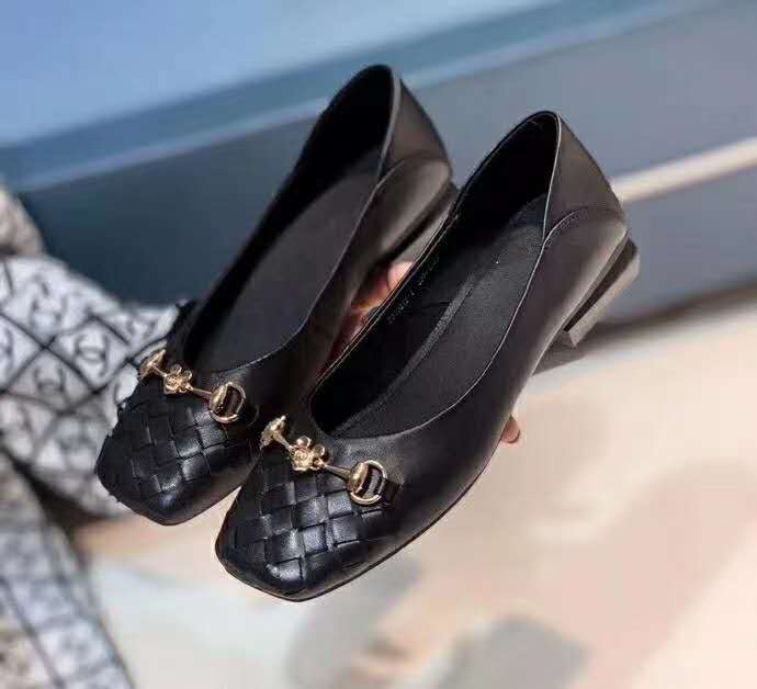High-quality, fashionable and trendy new women's shoes, black leather shoes