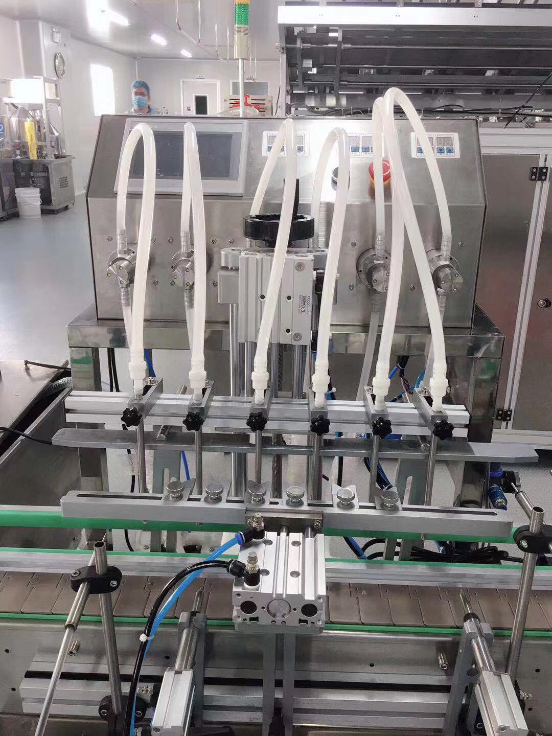 The fully automatic liquid agent filling and capping machine packaging equipment has high mechanical efficiency details Picture