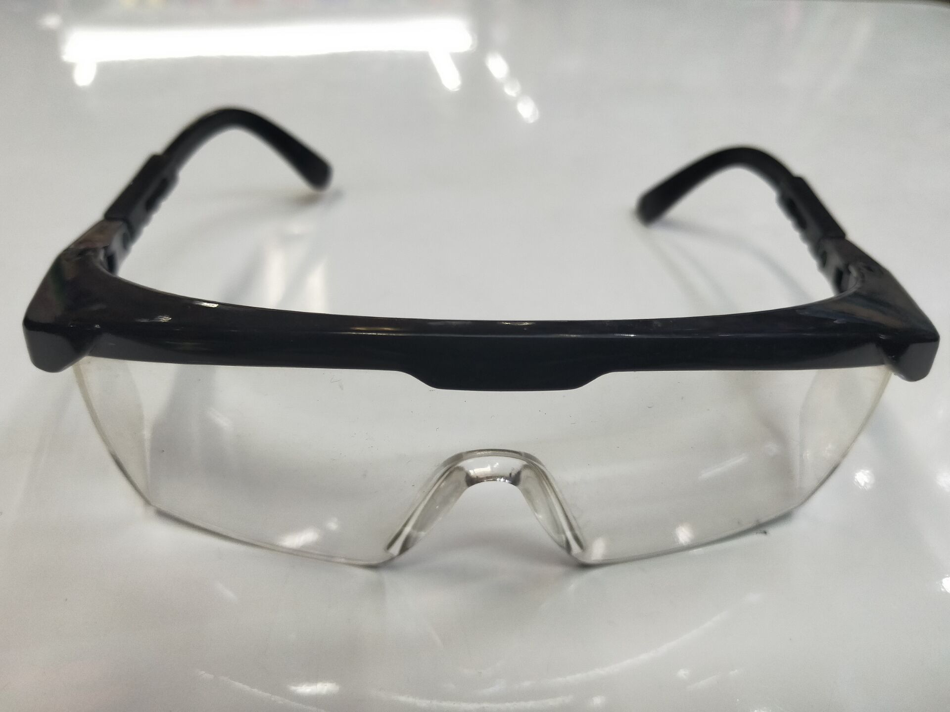 Supply safety protective glasses, windproof, dust-proof, strong light, direct light, comprehensive protective glasses, 7611 black frame and white sheet