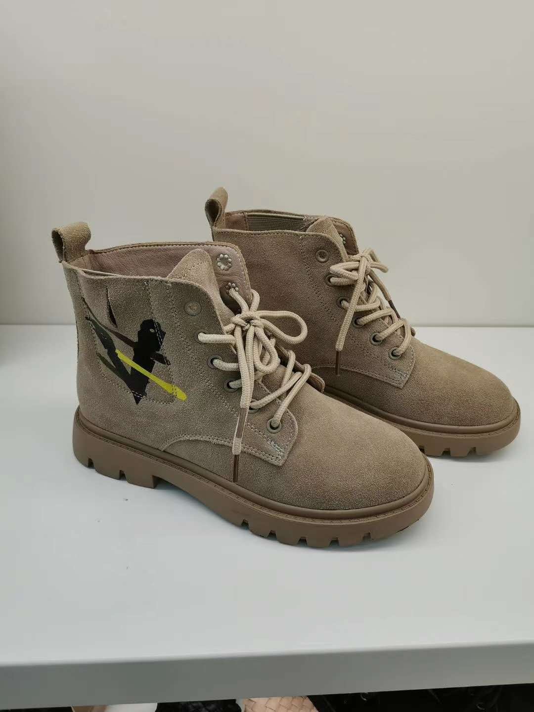 High-quality, fashionable and trendy new women's shoes, brown printed shoes details Picture