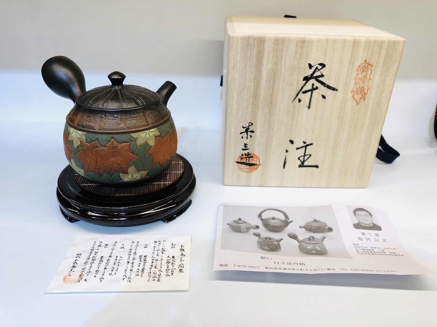 日本常滑烧窑变大师 素三窑 
材质：日本朱泥
工艺：窑变雕刻大枫叶
壶型：大口径 横手 侧把
容量：约320毫升详情图10