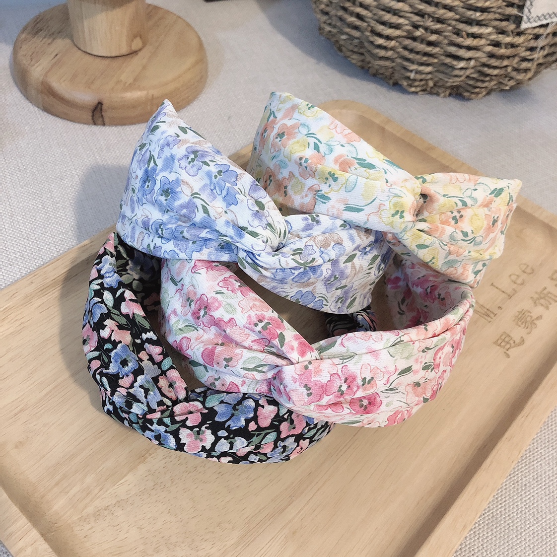 The macaron-colored floral cross hairband is a must-have and versatile accessory for piggy girls