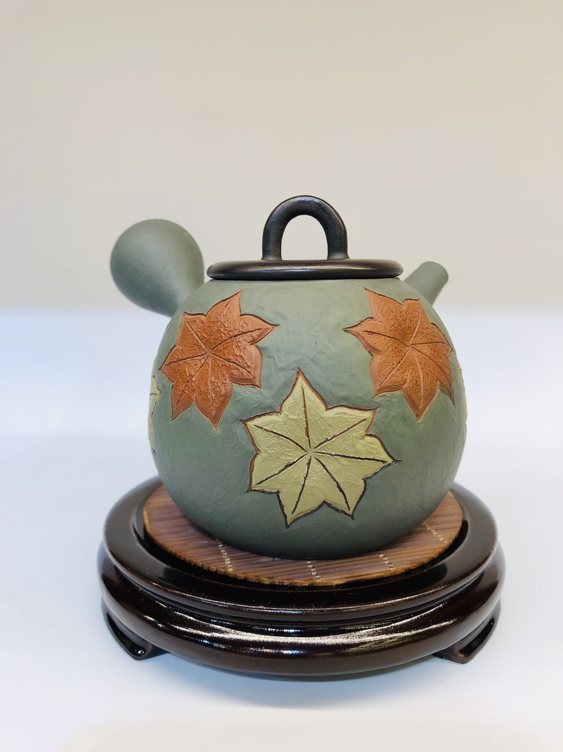 日本常滑烧窑变大师 素三窑 
材质：日本朱泥
工艺：窑变满雕刻大枫叶
壶型：丸形 横手 印籠蓋
容量：约260毫升产品图