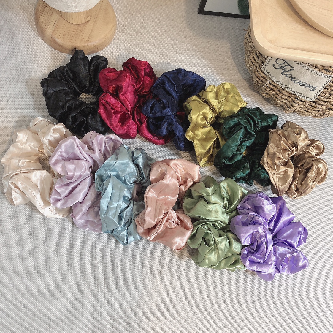 The silk-like creased hair band rubber band is a must-have and versatile accessory for piggy girls