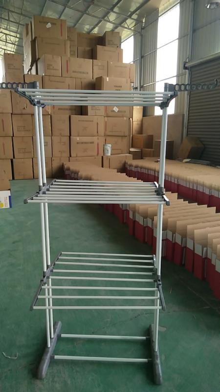 厂家直销多功能铁管喷塑毛巾架 户外收纳衣架 三层可折叠阳台晾晒架产品图